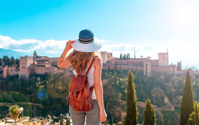 Unterwegs durch spanische Geschichte ©margouillatphotos/istock